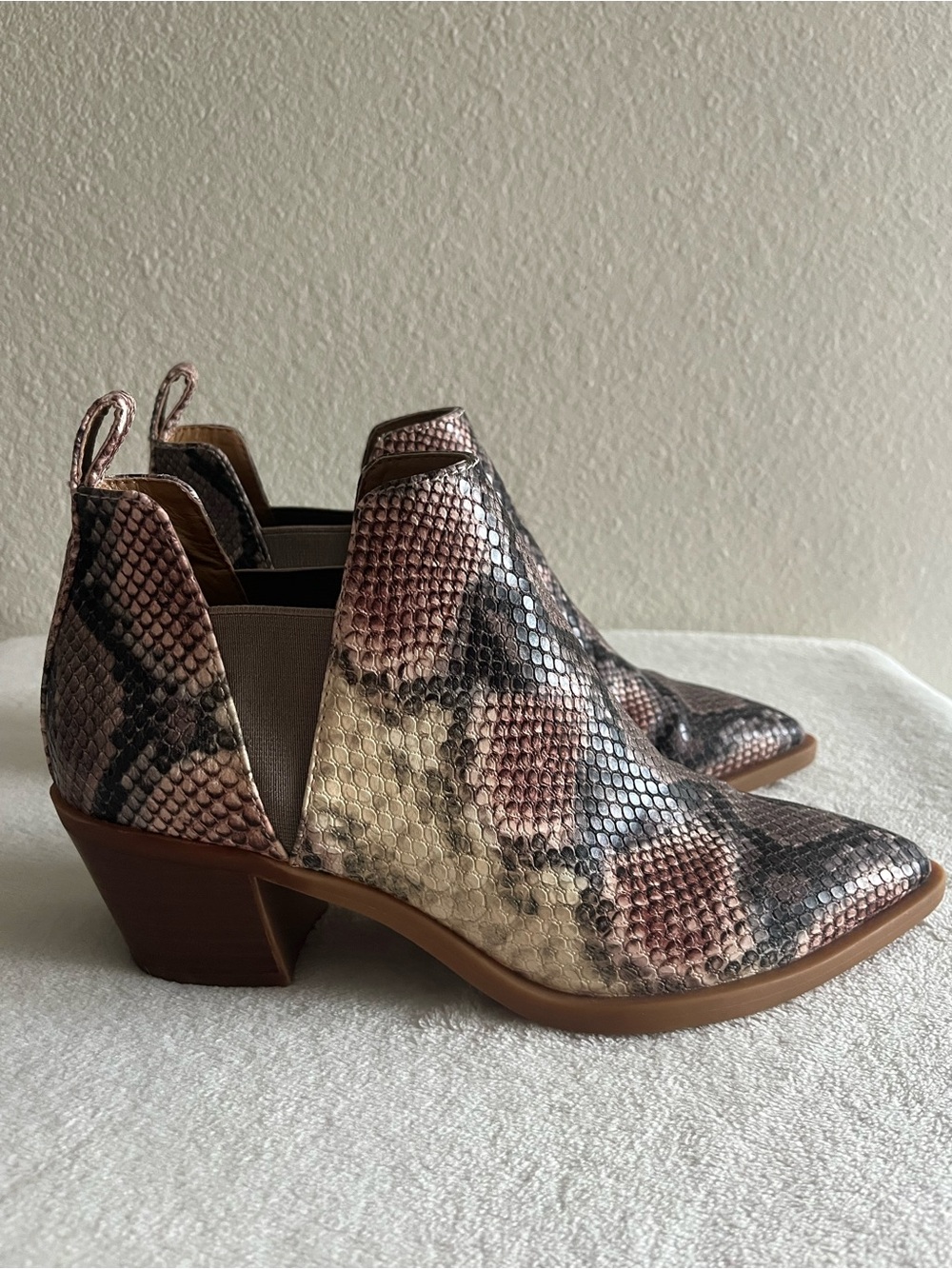 Dolce Vita Womens Snake-Print Cutout Ankle Booties - Neutral Tones 7.5M
